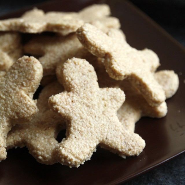 Raw coconut gingerbreads #raw #coconut #gingerbread #healthy #nograin #christmascookies #christmasfood #polish #blog Get recipe here: http://naturologia.blog.pl